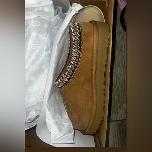 Brand new , never worn uggs with box